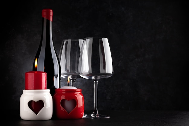 Dia dos Namorados, velas queimadas e garrafa de vinho vermelho com espaço para as suas saudações.