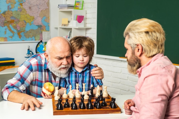 Dia dos pais avô pai e filho homens geração três gerações diferentes idades avô f