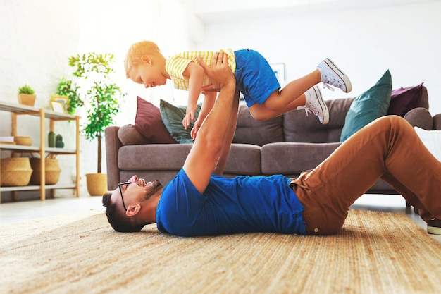 Dia dos pais, filho feliz da família abraça seu pai