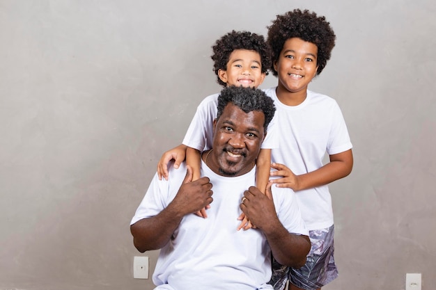 Dia dos pais pai negro com seus dois filhos afro em fundo branco