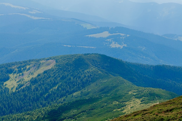 Dia ensolarado de manhã na paisagem montanhosa