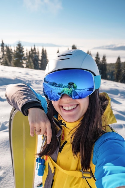 Dia ensolarado de retrato de mulher esquiadora sorridente