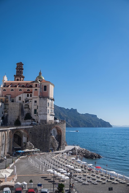 Dia ensolarado de verão na Costa Amalfitana Itália Umberto I Square Lindas casas de pedra de arquitetura italiana nas montanhas