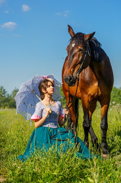 Dia ensolarado, mulher bonita, ficar, perto, a, cavalo