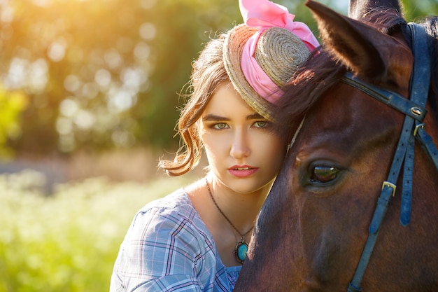 Dia ensolarado, mulher bonita, ficar, perto, a, cavalo