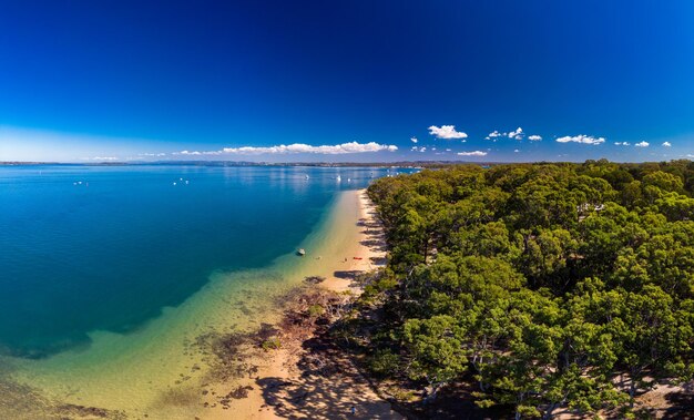 Dia ensolarado na praia da ilha Coochiemudlo Brisbane Queensland Austrália