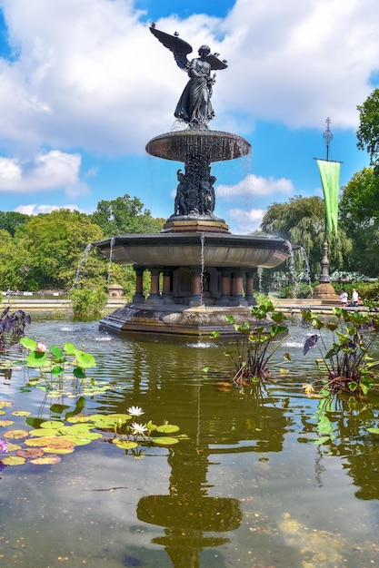 Foto dia ensolarado no central park na fonte de bethesda tempo livre de lazer e conceito de viagem nyc