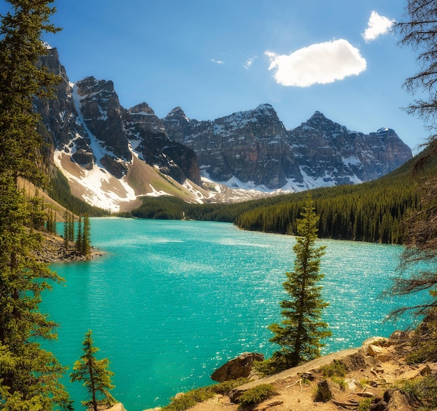 Dia ensolarado no lago Moraine no Parque Nacional de Banff Alberta Canadá