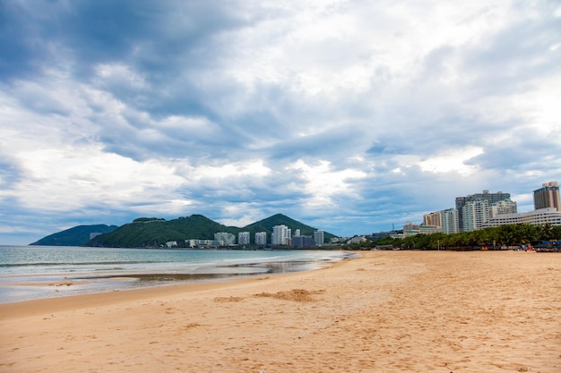 Dia ensolarado tropical da ilha de Hainan com mar e céu azul