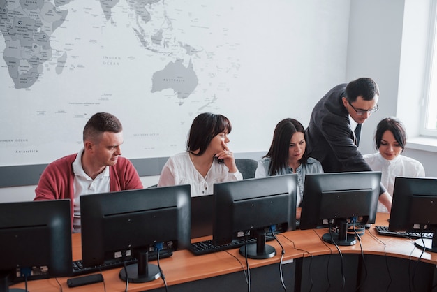 Día de entrenamiento. Empresarios y gerente trabajando en su nuevo proyecto en el aula