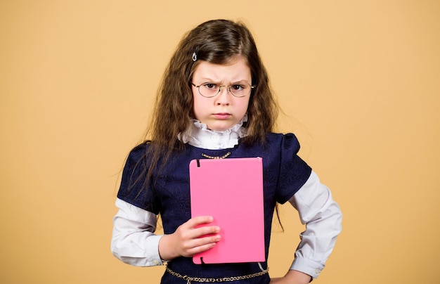 Día escolar estresante Educación lo que queda después de que uno ha olvidado lo que ha aprendido escuela Regreso a la escuela Día del conocimiento El estrés escolar causa ansiedad Estudiar en serio Estudia un niño pequeño