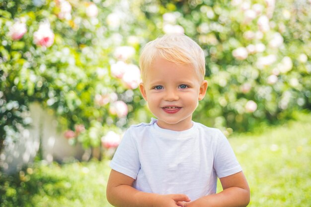 Dia feliz, momentos felizes, criança feliz no verão na natureza, brincar ao ar livre