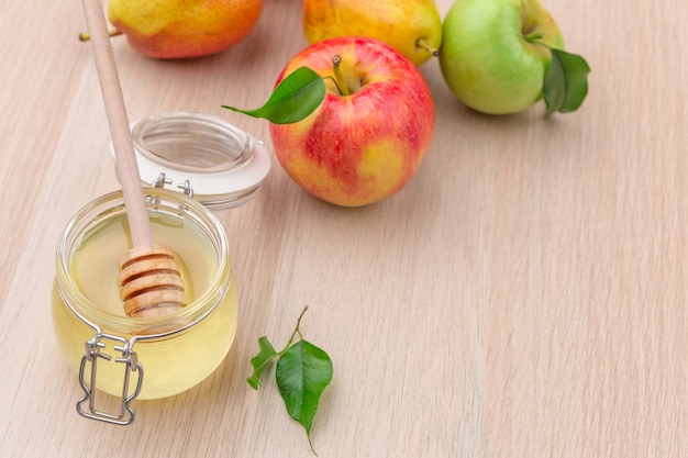 Día de fiesta judío Rosh Hashanah con la miel y las manzanas en la tabla de madera.