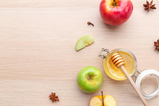 Día de fiesta judío Rosh Hashanah con la miel y las manzanas en la tabla de madera.