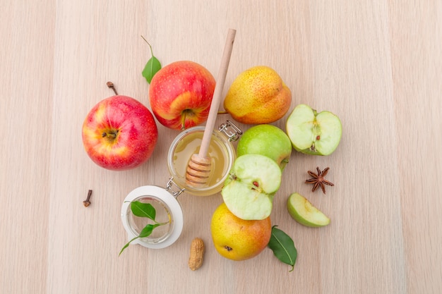 Día de fiesta judío Rosh Hashanah con la miel y las manzanas en la tabla de madera.