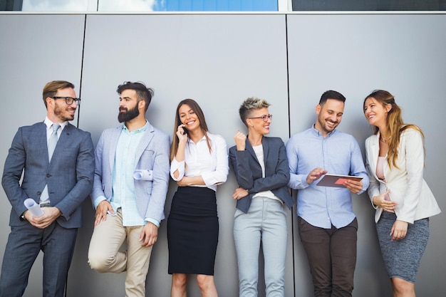 Día de la gente de negocios en la oficina de negocios moderna