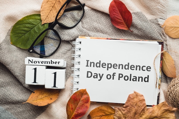 Día de la independencia de Polonia con hojas de otoño