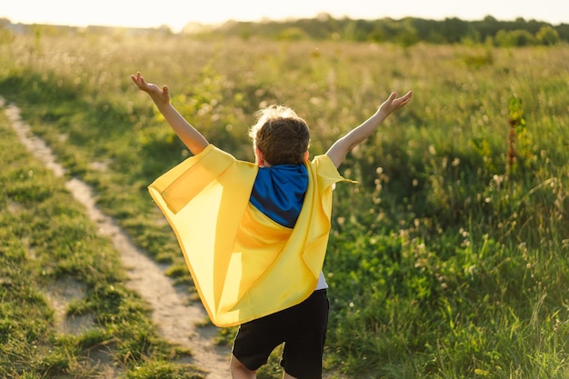 Día de la Independencia de Ucrania Niño ucraniano con camiseta blanca con bandera amarilla y azul de Ucrania en el campo Bandera de Ucrania Día de la Constitución Apoya a Ucrania Salva a Ucrania