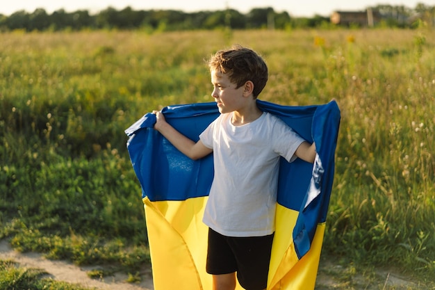 Día de la Independencia de Ucrania Niño ucraniano con camiseta blanca con bandera amarilla y azul de Ucrania en el campo Bandera de Ucrania Día de la Constitución Apoya a Ucrania Salva a Ucrania