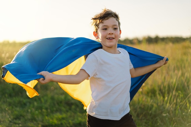 Día de la Independencia de Ucrania Niño ucraniano con camiseta blanca con bandera amarilla y azul de Ucrania en el campo Bandera de Ucrania Día de la Constitución Apoya a Ucrania Salva a Ucrania