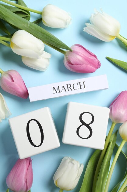 Dia Internacional das Mulheres 8 de Março Calendário em bloco e belas tulipas em fundo azul claro