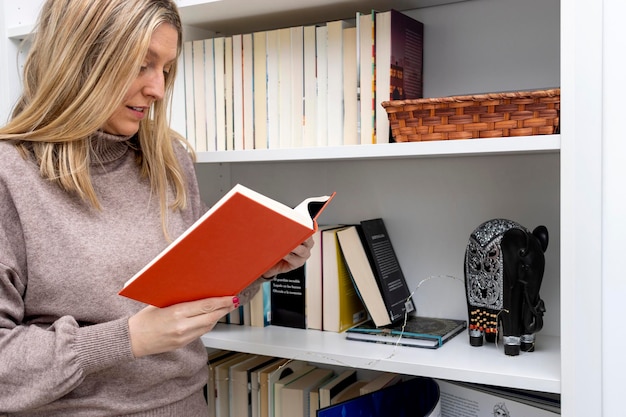 Dia Internacional do Livro Educação Dia Internacional da Alfabetização Bela jovem lendo um livro vermelho