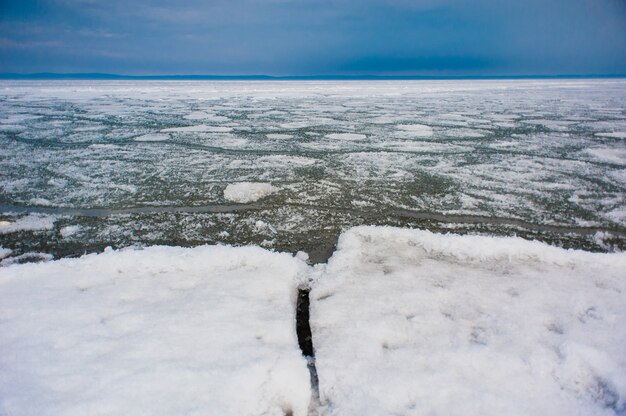 Día en el lago Baikal. Primavera flotante de hielo.