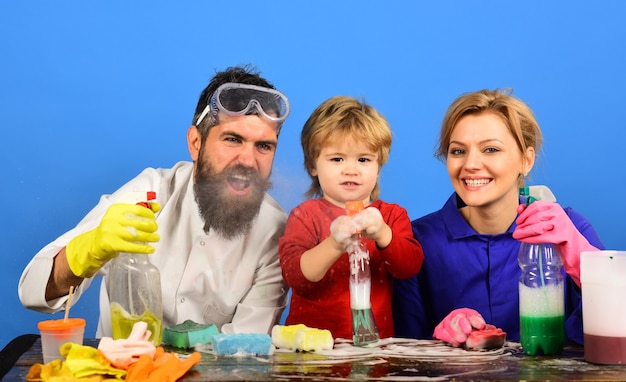 Día de limpieza familia limpia juntos jugando con herramientas de limpieza limpieza spray desinfección hogar