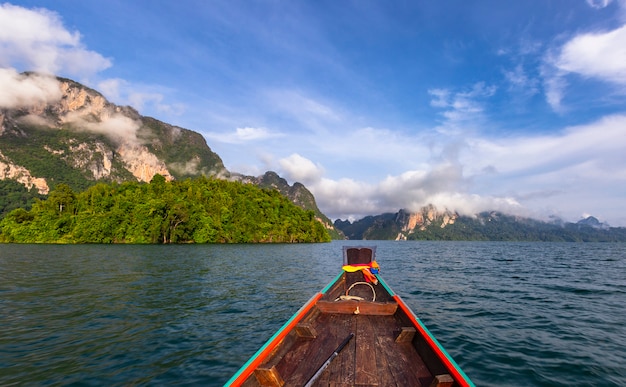 Dia lindo feriado no parque nacional de khao sok, suratthani, tailândia