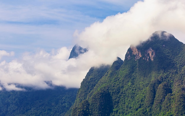 Dia lindo feriado no Parque Nacional de Khao Sok, Suratthani, Tailândia