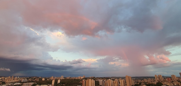 Día lluvioso en la ciudad con nubes pesadas y Rainbow Ribeirao Preto City Skyline