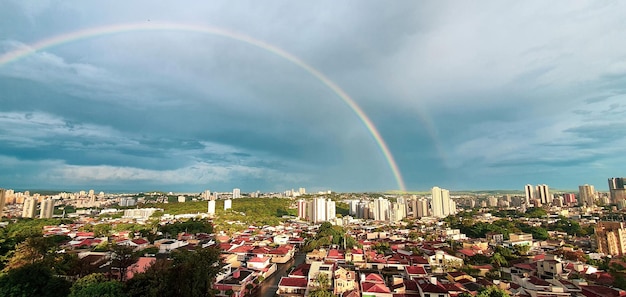 Día lluvioso en la ciudad con nubes pesadas Ribeirao Preto City Skyline ciudad famosa en Brasil