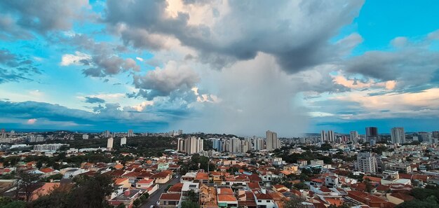 Día lluvioso en la ciudad con nubes pesadas Ribeirao Preto City Skyline ciudad famosa en Brasil