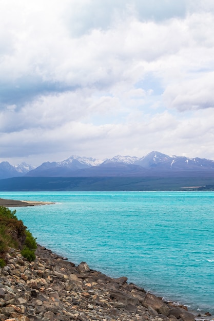 Un día lluvioso en el lago Pukaki, Isla del Sur, Nueva Zelanda