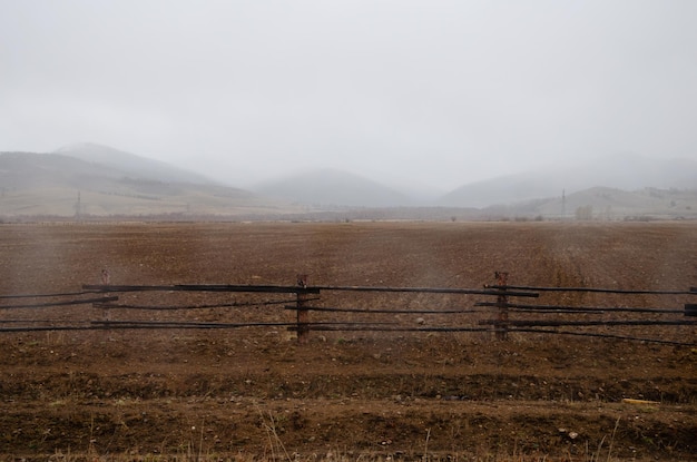 Un día lluvioso de otoño en un campo Niebla y gotas de lluvia