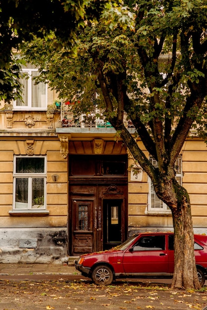 Día lluvioso de otoño en la ciudad vieja de la arquitectura de Lviv