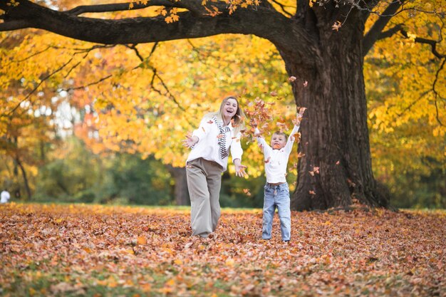 El día de la madre el amor de la familia la familia en el otoño caminar en la naturaleza al aire libre madre e hijo con ternura de abrazo