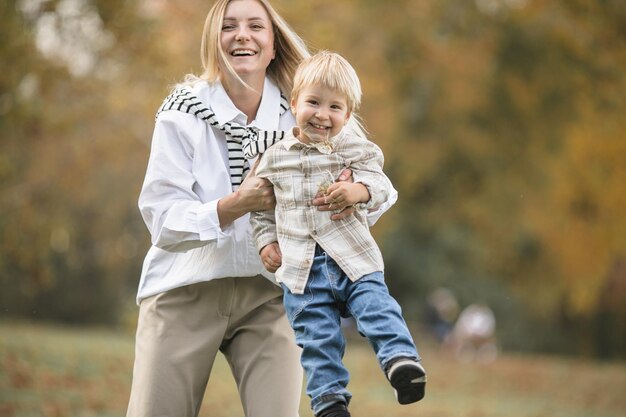 El día de la madre el amor de la familia la familia en el otoño caminar en la naturaleza al aire libre madre e hijo con ternura de abrazo