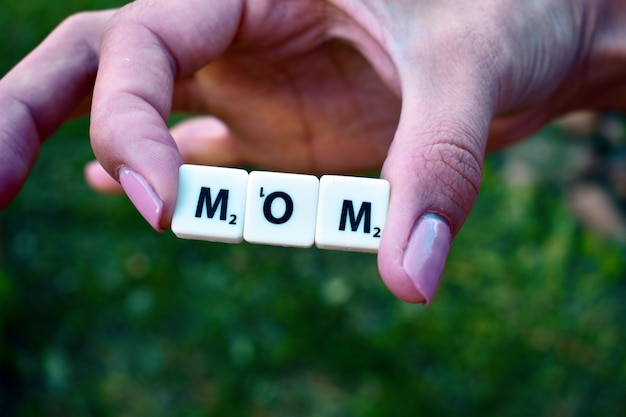 Día de la Madre. Amor a la madre Los niños presentaron las letras MOM