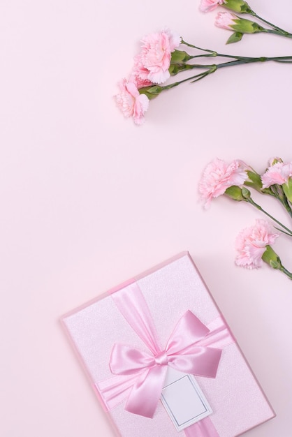 Día de la Madre Día de San Valentín concepto de diseño de fondo hermoso ramo de flores de clavel rosa en la vista superior de la mesa rosa pastel espacio de copia plana