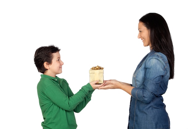 Día de la Madre. Niño dando un regalo a su madre aislada sobre fondo blanco