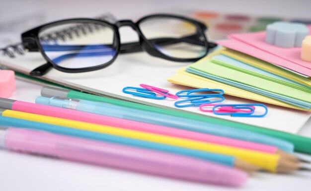 Día del Maestro Gafas y papelería escolar en la mesa De vuelta a la escuela Closeup Enfoque selectivo