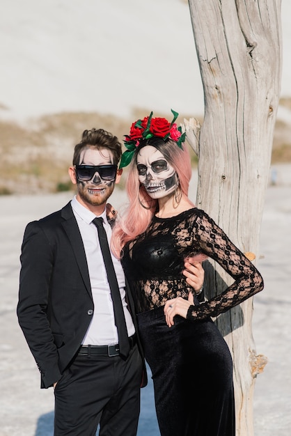Dia malvado do casal morto-vivo posando, maquiagem de halloween