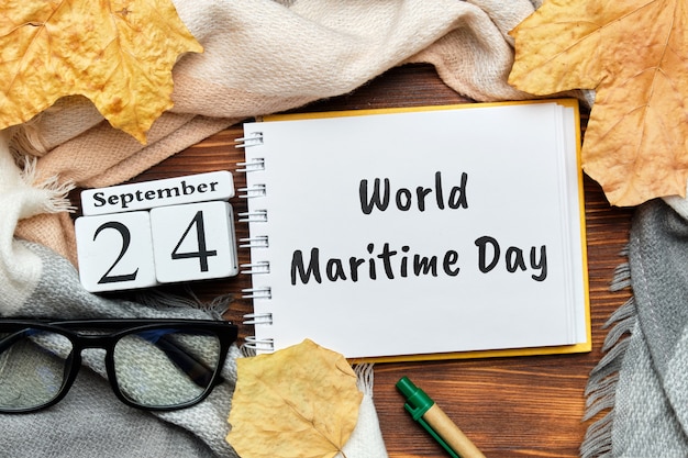 Día marítimo mundial con decoraciones otoñales