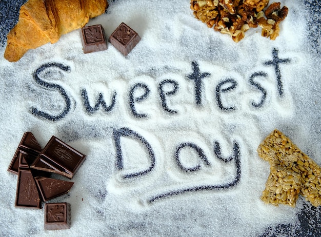 Día más dulce Día de los dulces Postal del Día mundial de los dulces Inscripción de azúcar Croissants de chocolate con nueces