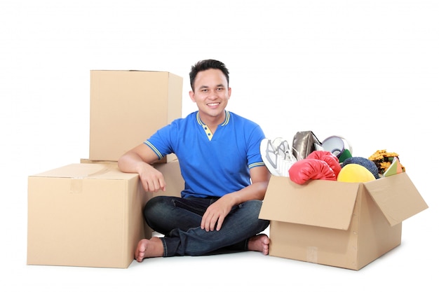 Día de la mudanza. hombre con caja de cartón