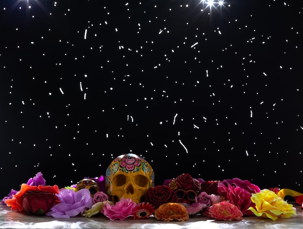 Foto día de muertos, calavera de azúcar con flores.