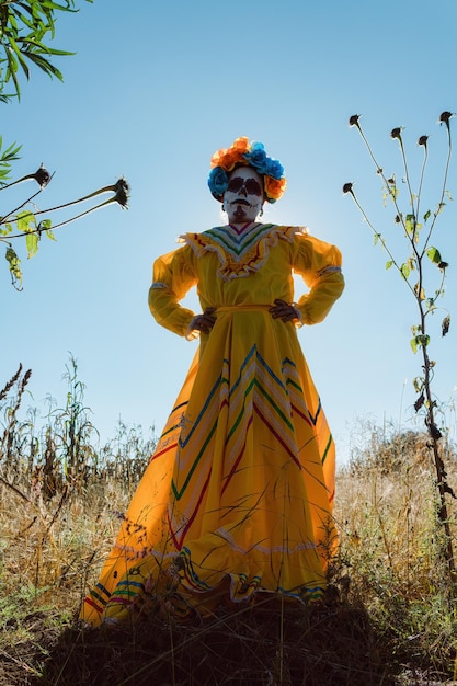 En el Día de Muertos personas en la naturaleza