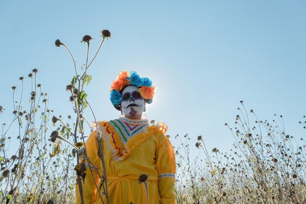 En el Día de Muertos personas en la naturaleza