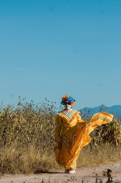 En el Día de Muertos personas en la naturaleza